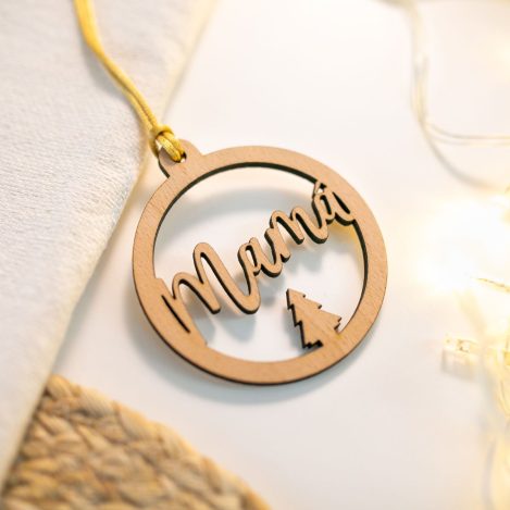 Adorno navideño de madera redondo árbol, nombre y cordón amarillo