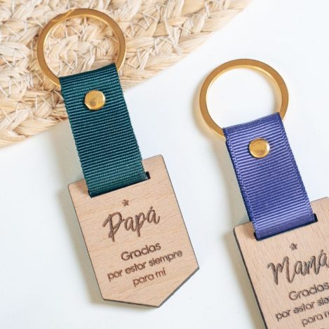 Llaveros de madera de haya personalizados para regalar a padres con cinta grosgrain y anillas doradas