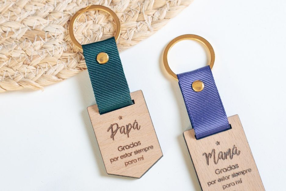 Llaveros de madera de haya personalizados para regalar a padres con cinta grosgrain y anillas doradas