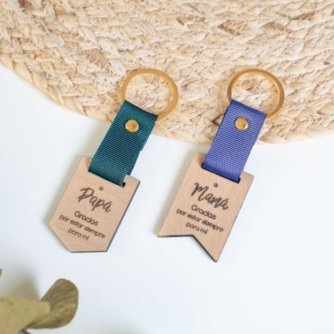Llaveros personalizados con cinta grosgrain en verde y violeta y anillas doradas
