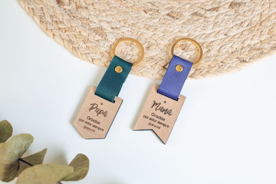 Llaveros personalizados con cinta grosgrain en verde y violeta y anillas doradas