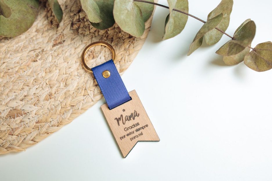 Llavero personalizado de madera de haya con grabado “mamá” y cinta grosgrain de color violeta