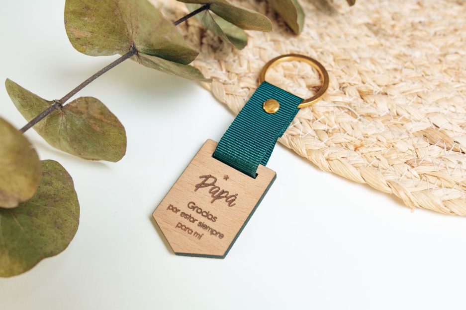 Llavero personalizado de madera de haya con grabado “papá” y cinta grosgrain de color verde