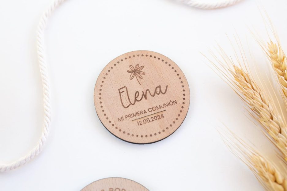 Marca sitios redondo de madera primera comunión personalizado con nombre y fecha grabados 