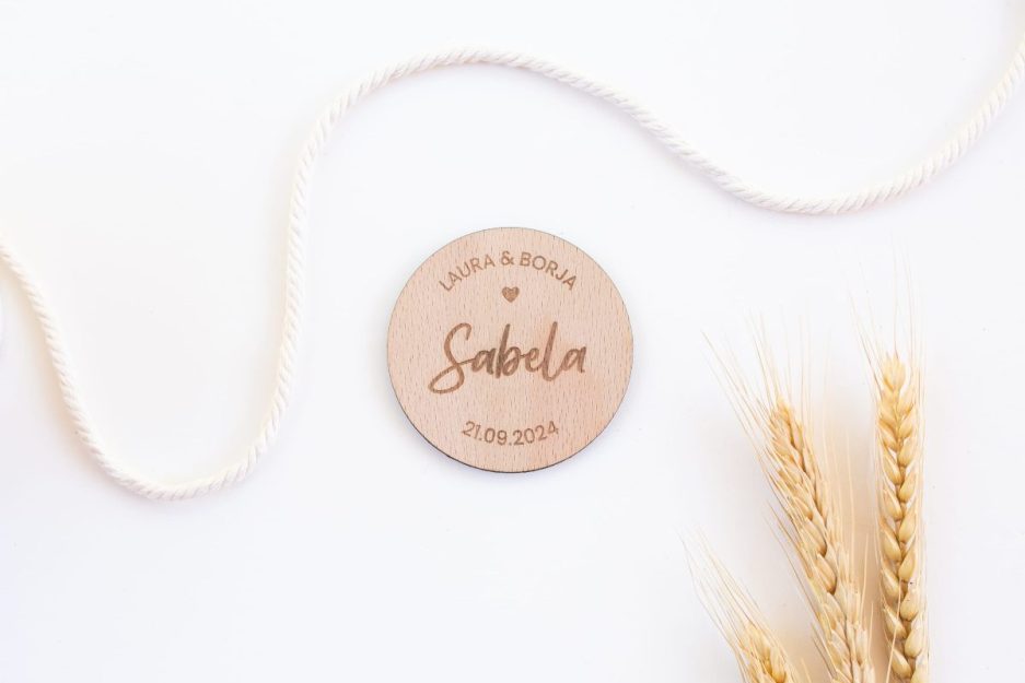 Marca sitios redondo personalizado para invitados de boda de madera