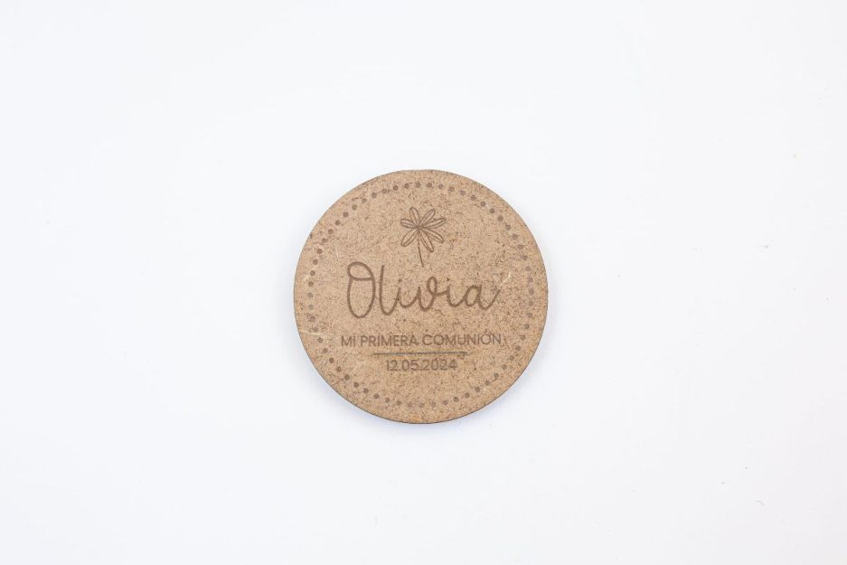 Etiqueta de mesa redonda personalizada para comuniones en madera de haya