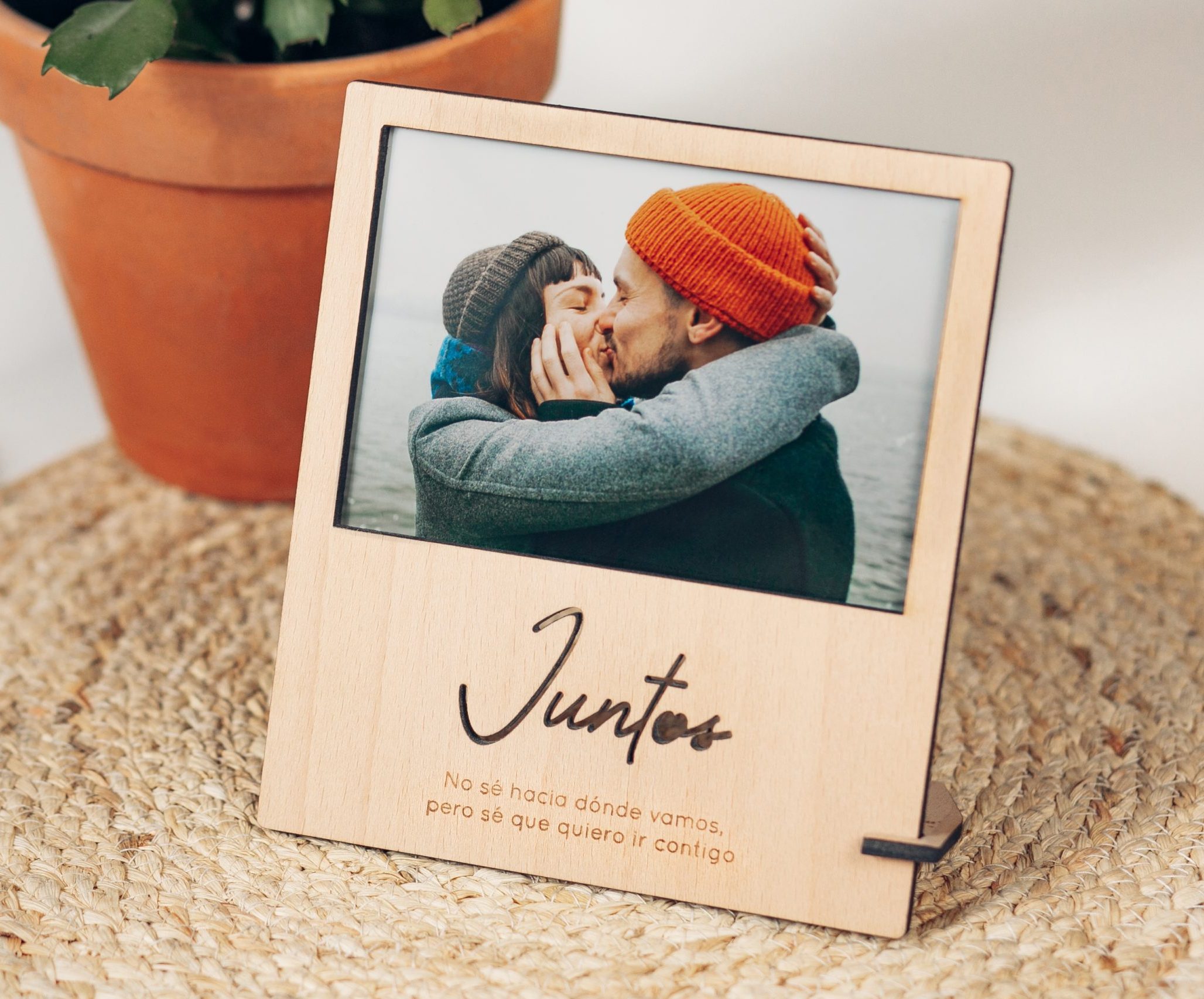 Marco de fotos personalizado en madera DM grabado con láser