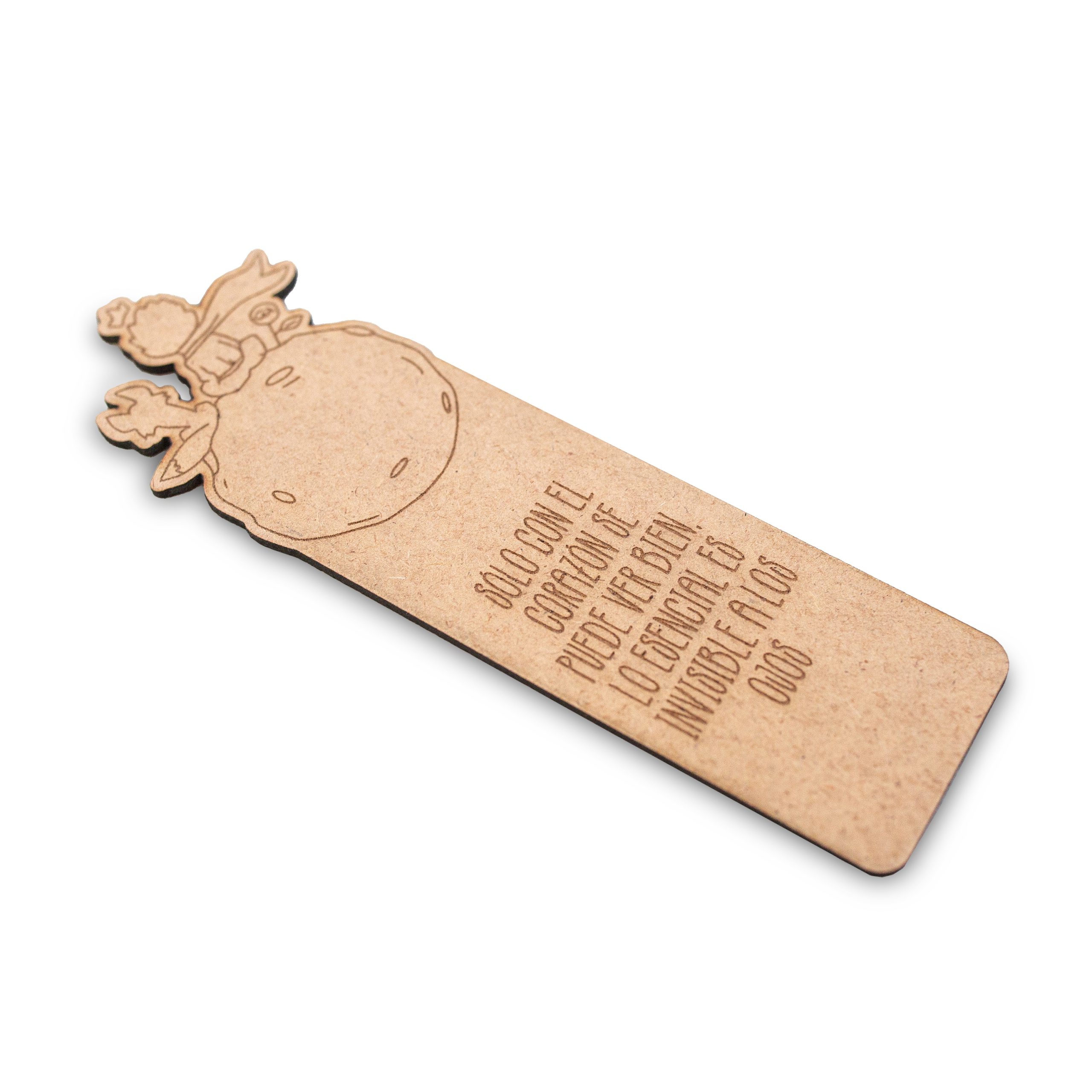 Marcapáginas de madera de El Principito grabado con láser Marcapáginas de madera con dibujos de El Principito y una de sus frases grabadas con láser, situado un poco horizontal sobre fondo blanco