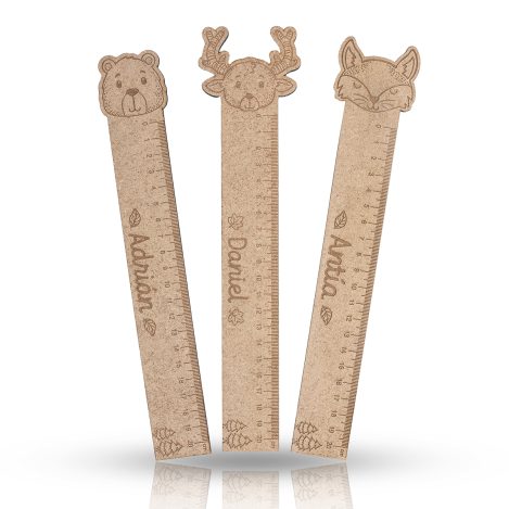 Tres reglas personalizadas con nombre y con el dibujo de la cabeza de un animal de bosque en ellas. Una tiene un oso, otra un reno y otra un zorro, todas ellas sobre fondo blanco