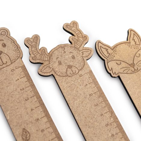 Detalle de parte superior de regla personalizada con dibujo de cabezas de animales del bosque. La primera tiene un oso, la segunda un reno y la tercera un zorro, todas ellas sobre un fondo blanco