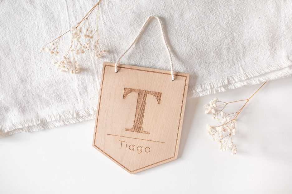 Banderín de madera de haya personalizado con inicial y nombre para regalar a niños