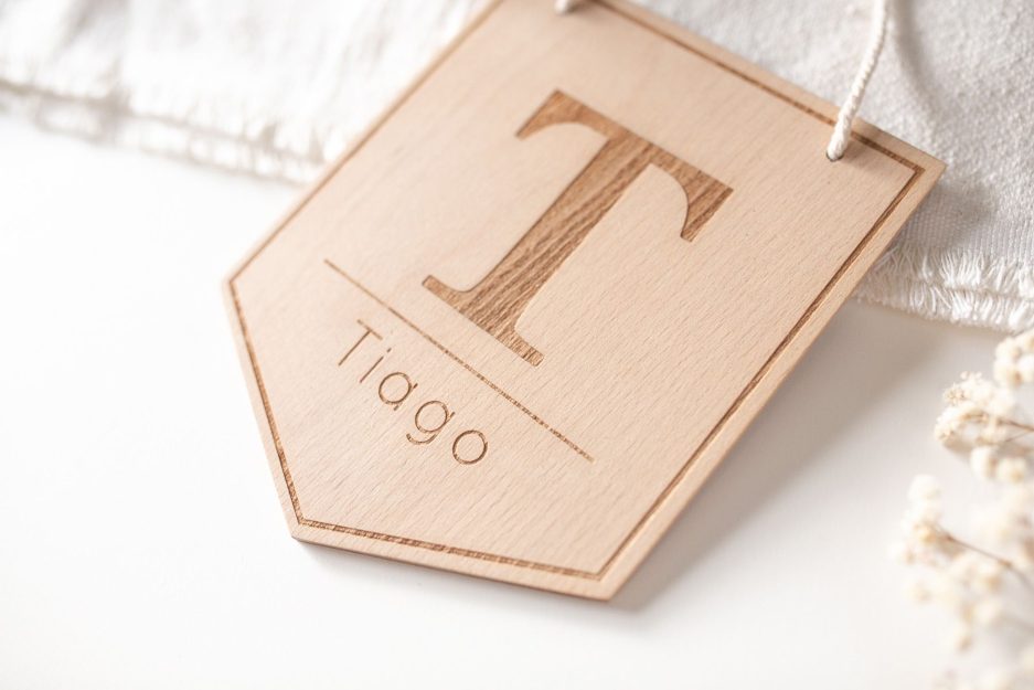 Banderola de madera de haya personalizada con inicial y apellidos grabados