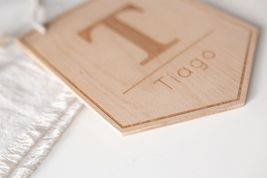 Grabado personalizado de inicial y nombre en banderín de madera de haya para niños