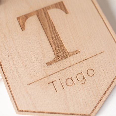 Banderín de madera de haya con inicial y nombre grabado a láser