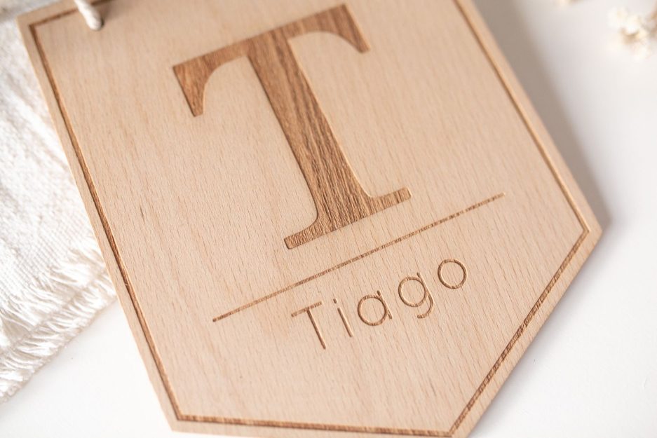 Banderín de madera de haya con inicial y nombre grabado a láser