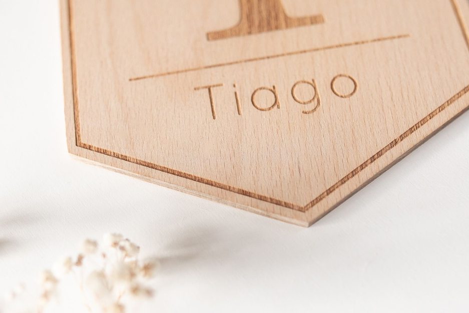 Nombre grabado a láser en banderín de madera de haya personalizado para niños