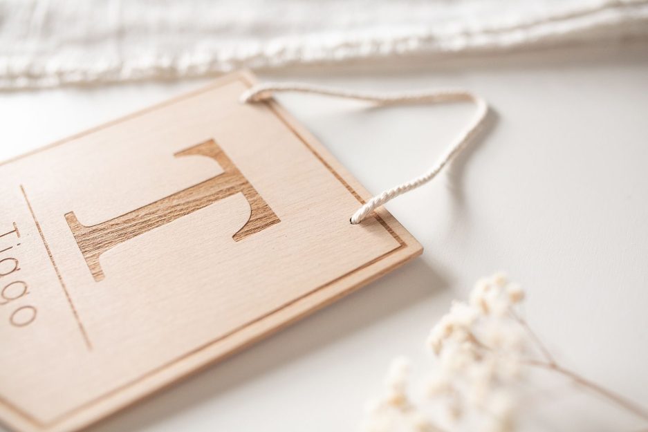 Inicial grabada en banderín de madera de haya personalizado con cordón de algodón blanco