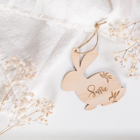 Etiqueta conejito personalizada de madera con cordón