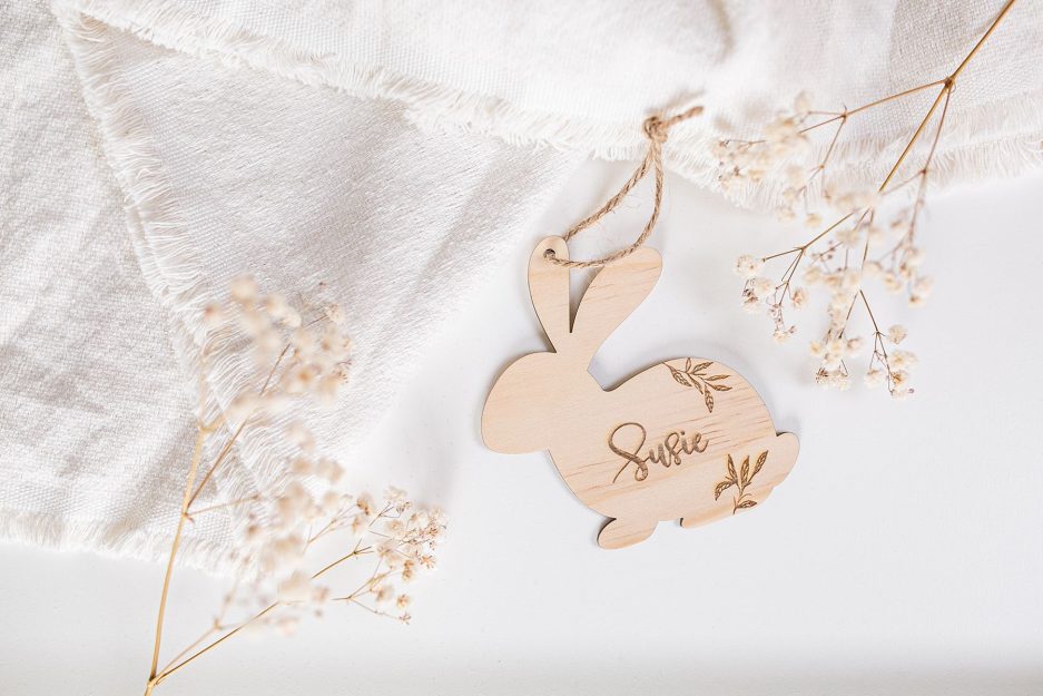 Etiqueta conejito personalizada de madera con cordón