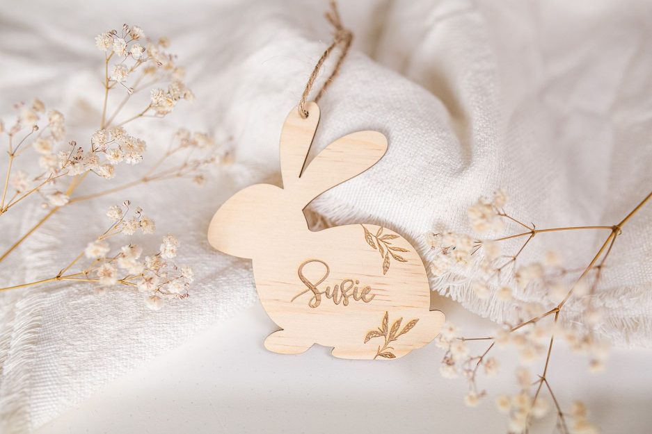 Etiqueta infantil para Pascua, hecha de madera, en forma de conejo con nombre grabado a láser