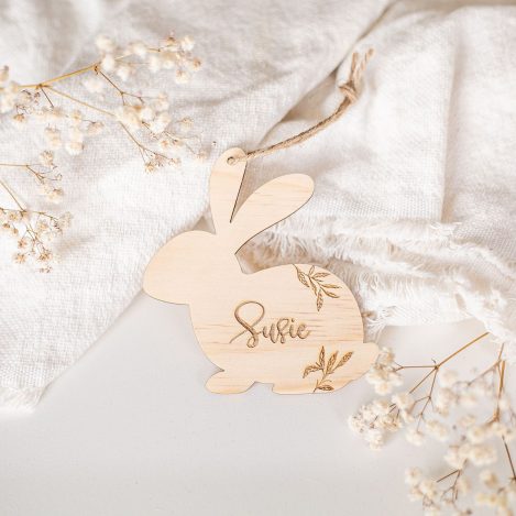 Etiqueta de madera personalizada con nombre grabado en forma de conejito