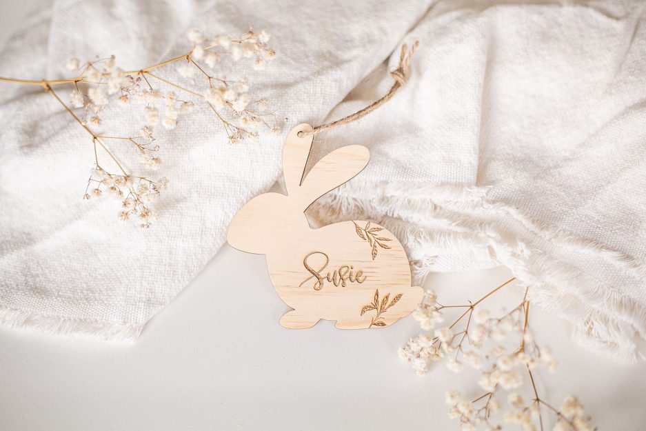 Etiqueta de madera personalizada con nombre grabado en forma de conejito