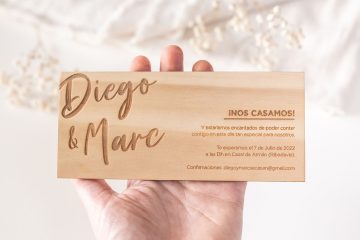 Invitación personalizada de madera de pino para boda en forma de rectángulo