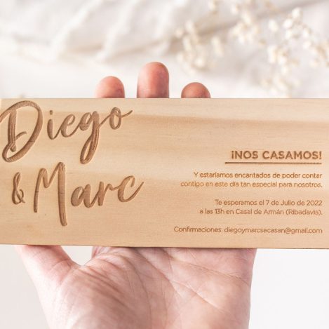 Invitación personalizada de madera de pino para boda en forma de rectángulo
