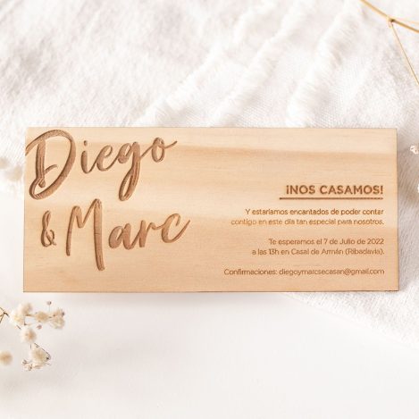 Invitación de madera modelo Atenea para bodas con texto grabado