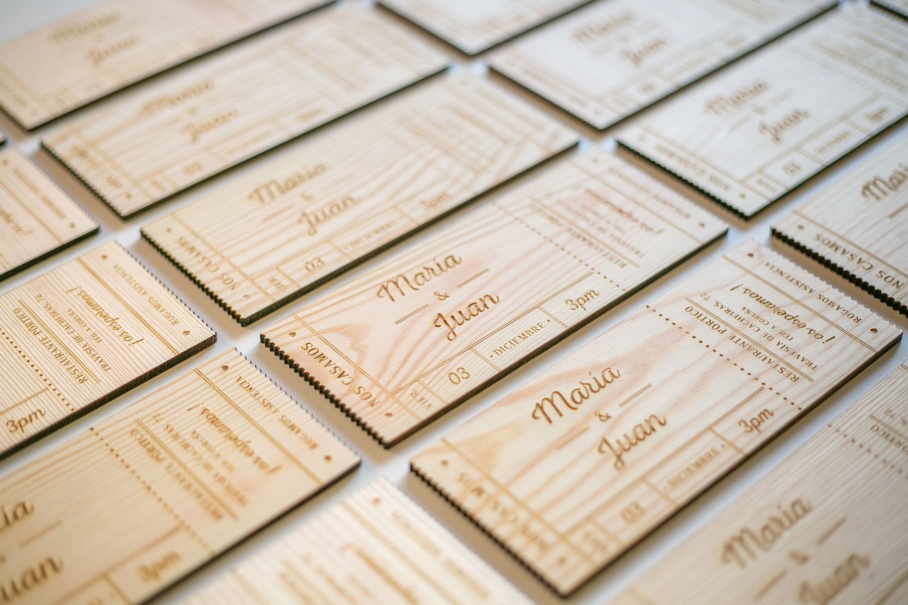 Invitación de madera personalizada para boda con forma de billete de avión y texto grabado