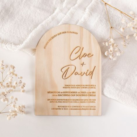 Invitación de madera en forma de bóveda para bodas con nombres y texto personalizado