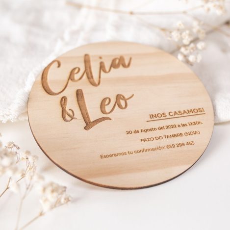 Invitación de madera redonda para boda con nombres y texto grabados