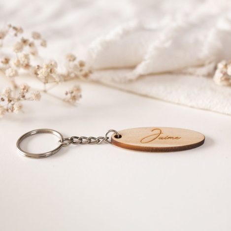 Llavero Elipse para regalar de madera de pino natural con nombre grabado