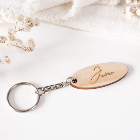 Llavero modelo Elipse de madera de pino natural con nombre