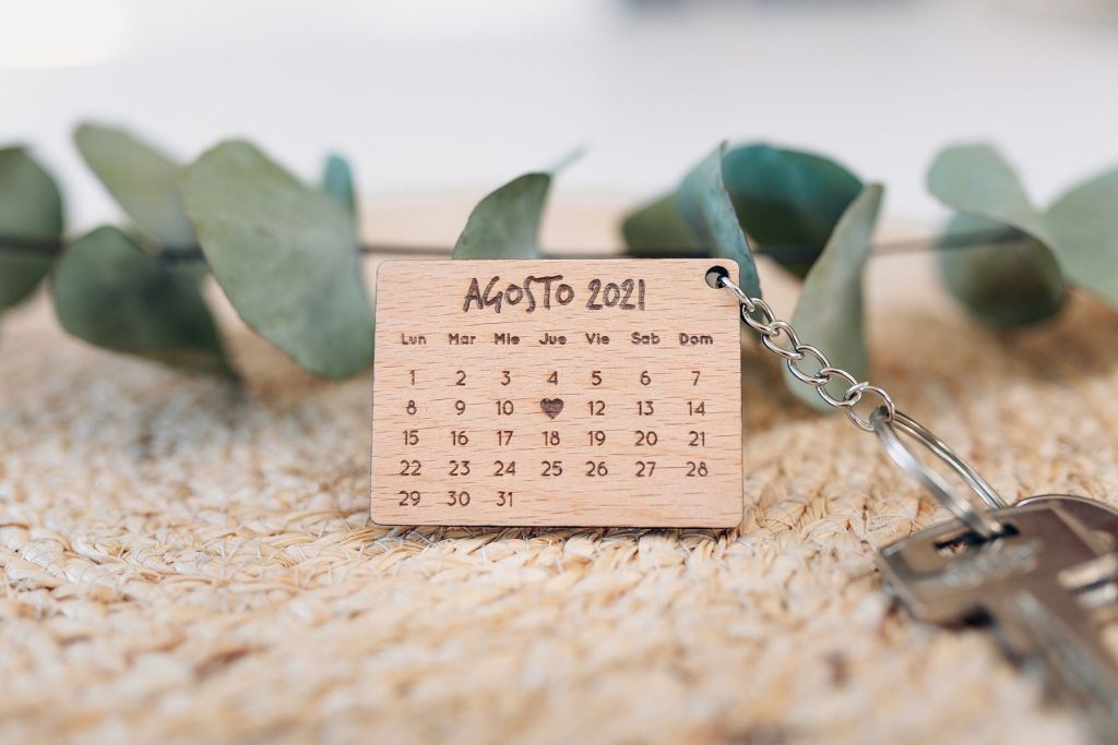 Llavero de madera de haya rectangular con diseño de calendario personalizable y anilla plateada