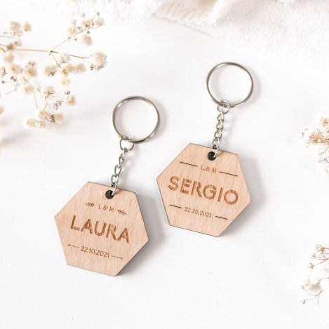 Llavero de madera modelo Hexa para bodas con grabado