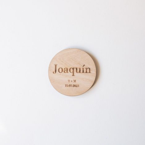 Marca sitios personalizado modelo Isla de madera natural de castaño con nombre grabado