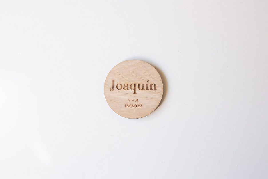 Marca sitios personalizado modelo Isla de madera natural de castaño con nombre grabado