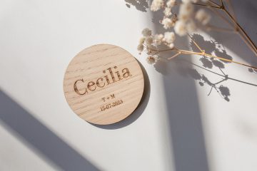 Marca sitios para bodas de madera natural de castaño modelo Isla con nombre y fecha grabados