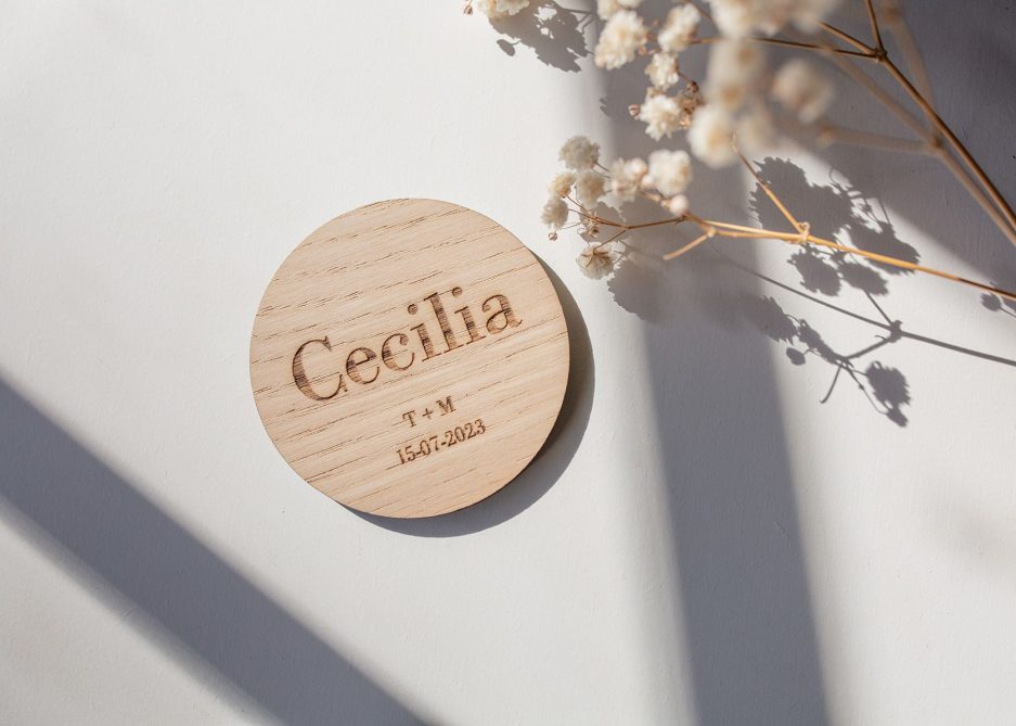 Marca sitios para bodas de madera natural de castaño modelo Isla con nombre y fecha grabados