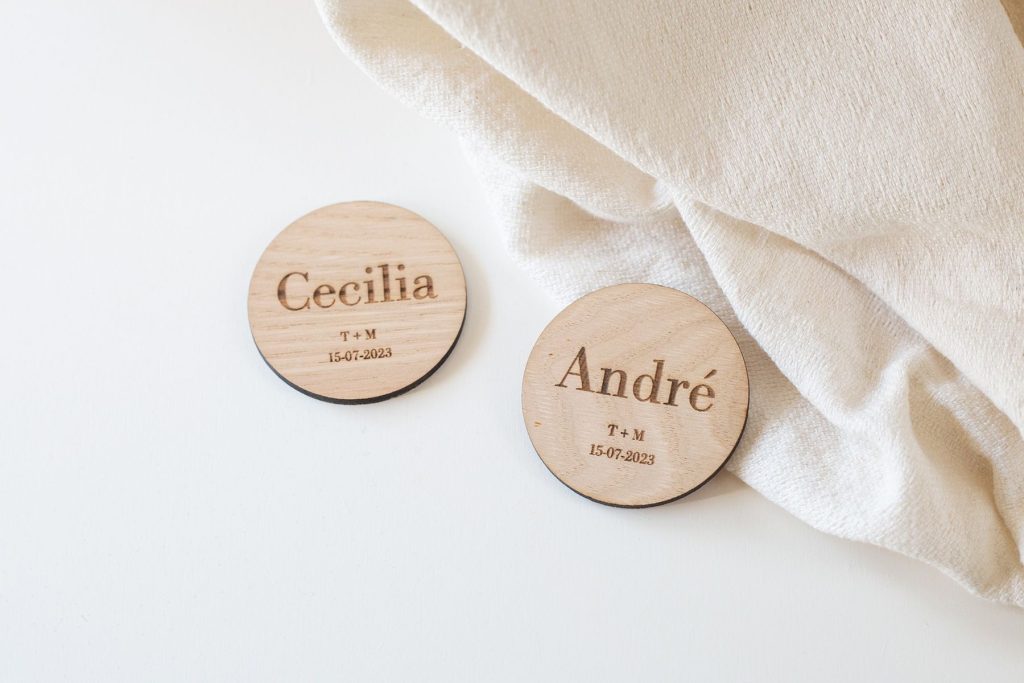 Etiquetas de mesa redondas para bodas de madera con nombre y fecha grabados