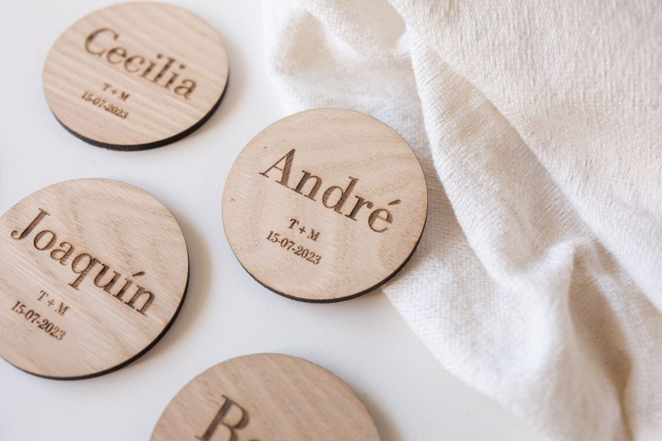 Marca sitios redondo personalizado de madera natural de castaño con nombre y fechas grabados
