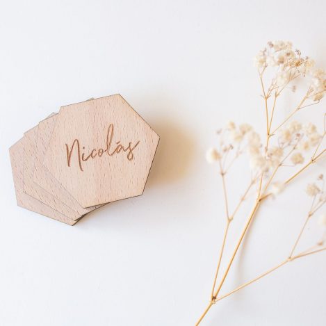 Marca sitios hexagonal personalizado de madera natural con nombre grabado en láser