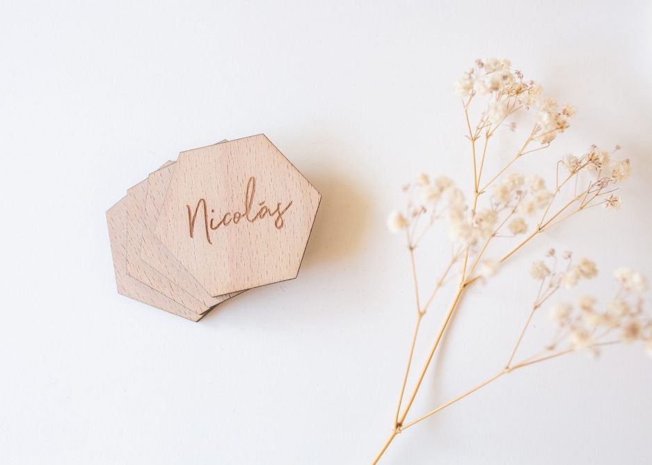 Marca sitios hexagonal personalizado de madera natural con nombre grabado en láser