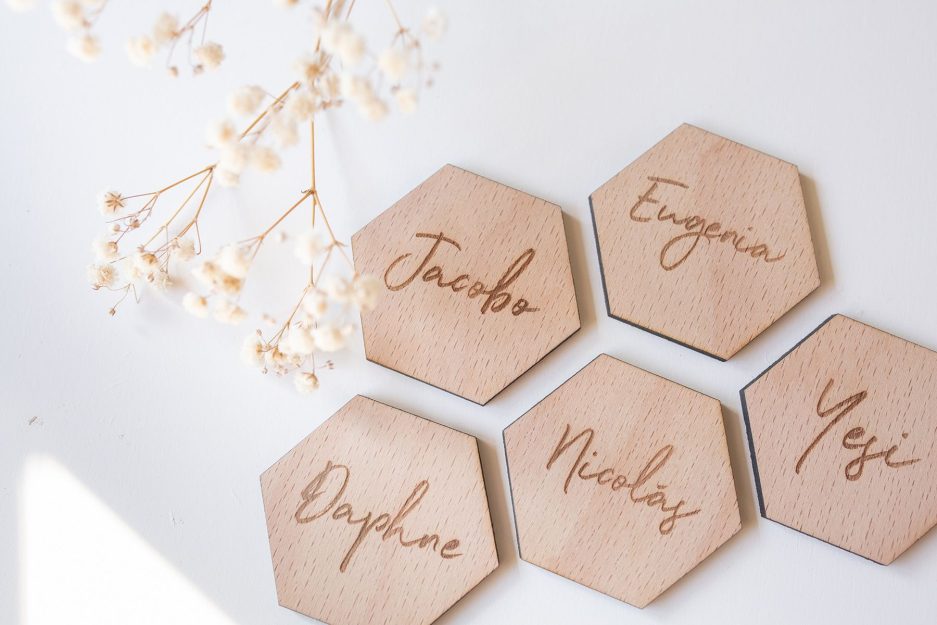 Marca sitios hexagonal de madera natural para bodas con nombre grabado