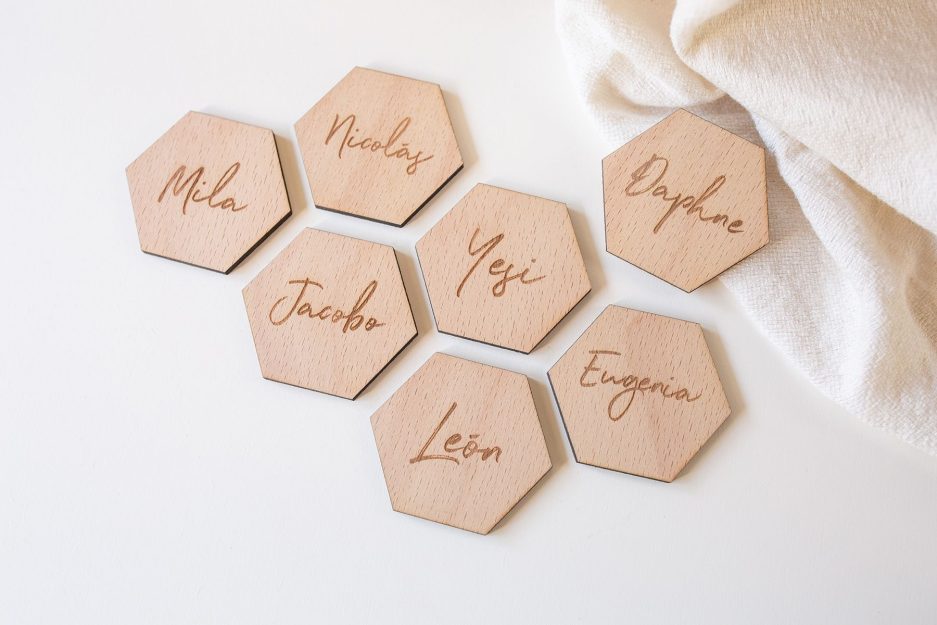 Etiquetas de mesa de madera natural personalizados para eventos en forma de hexágono con nombre grabado