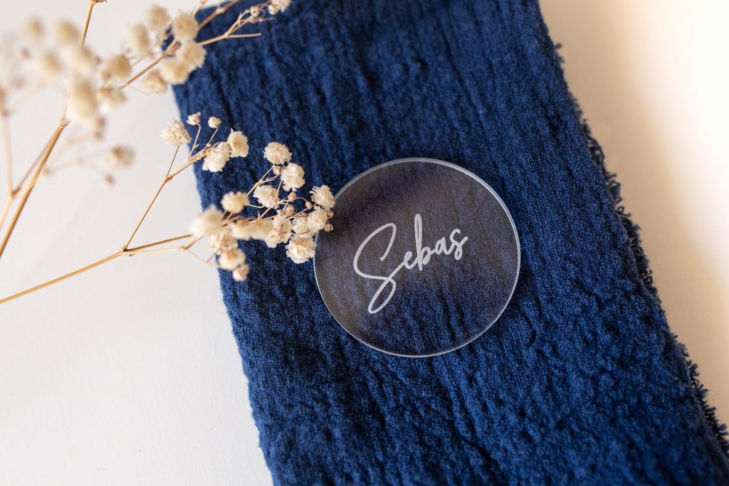 Marca sitios redondo personalizado de metacrilato transparente con nombre grabado en láser