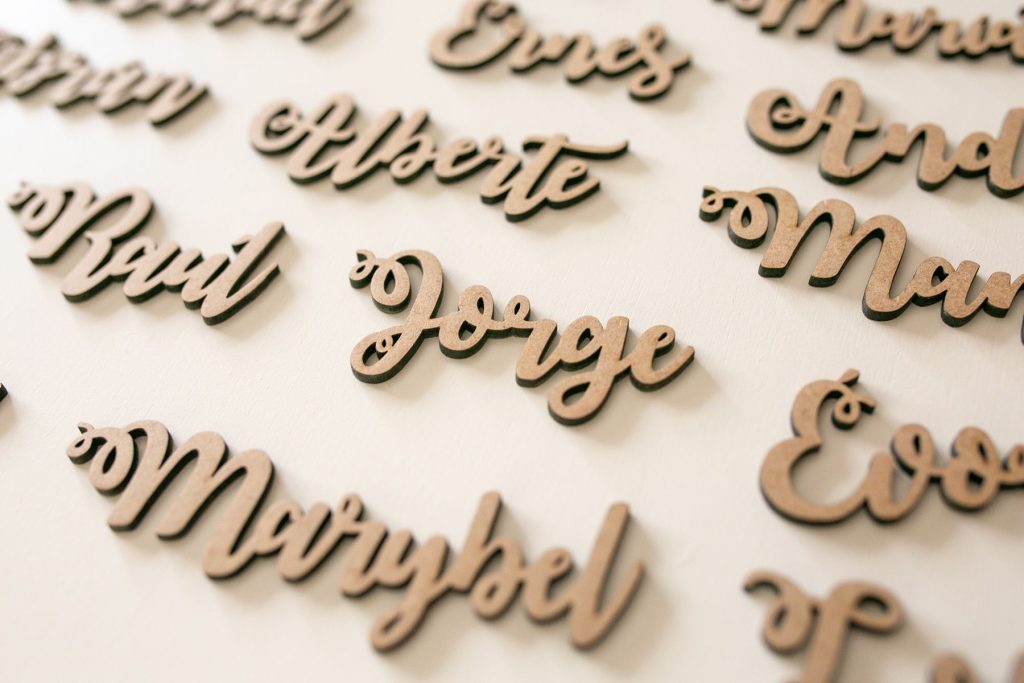 Identificadores de madera DM para eventos especiales con forma de nombres