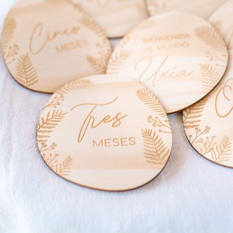 Placas cumple mes Organic con texto grabado de madera natural