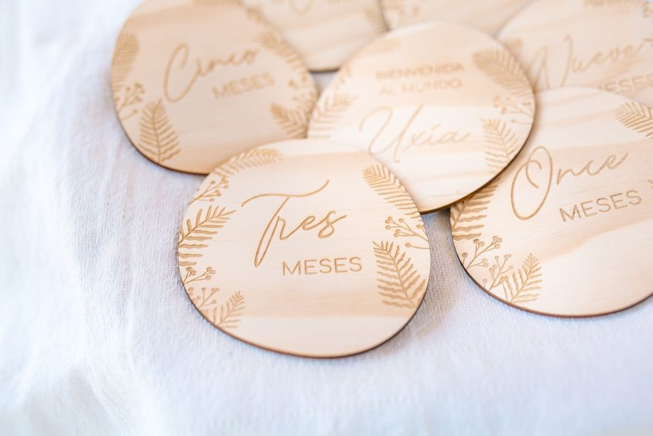 Placas cumple mes Organic con texto grabado de madera natural